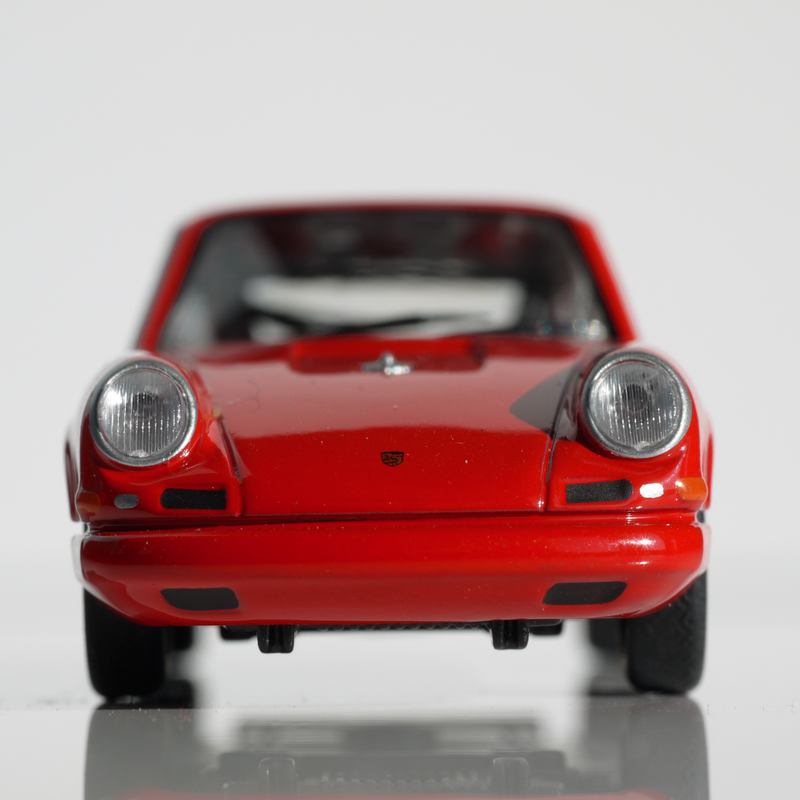 Illustration for article titled Kyosho Porsche 3 1/64 #86 - Projekt RennSport Käfer #8 - 1967 Porsche 911r